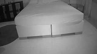 voyeurcam-julmodels-whitebed-6
